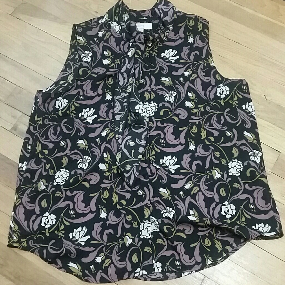 Sleeveless tie neck top