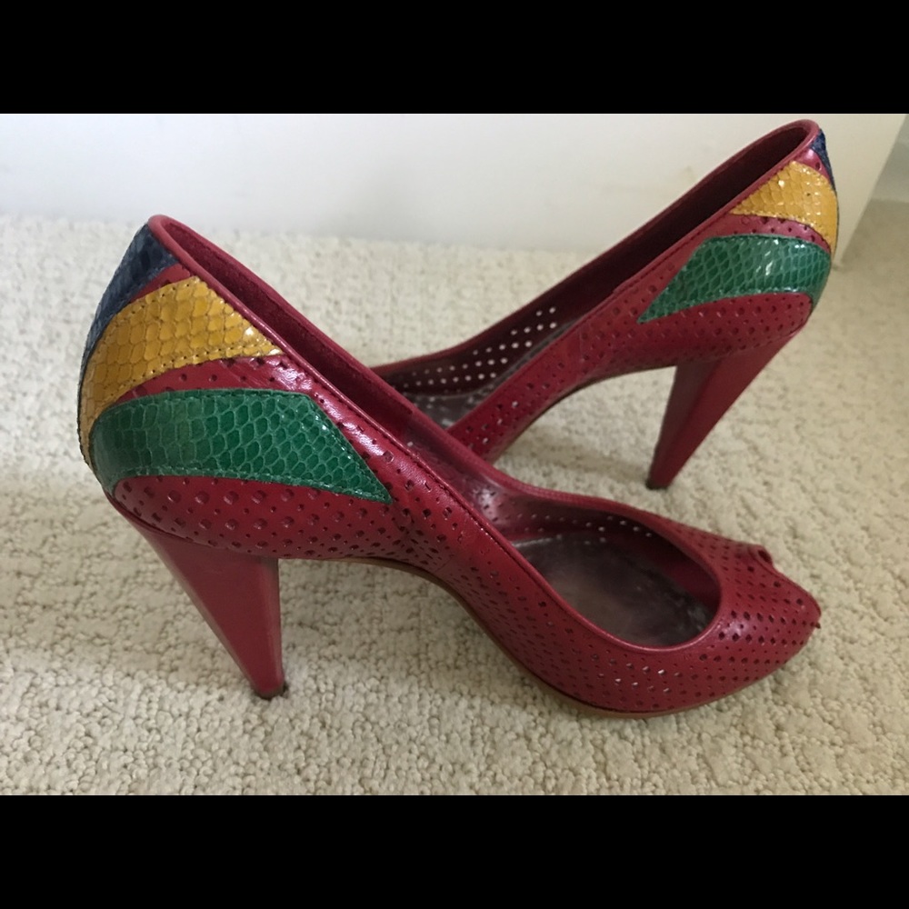 Size 6.5 Vince Camuto peep toe heels