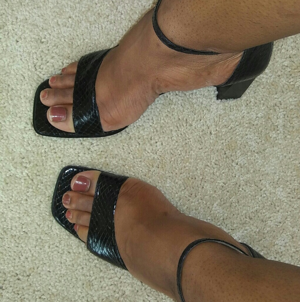 WOMEN SNAKE DESIGN HEELS