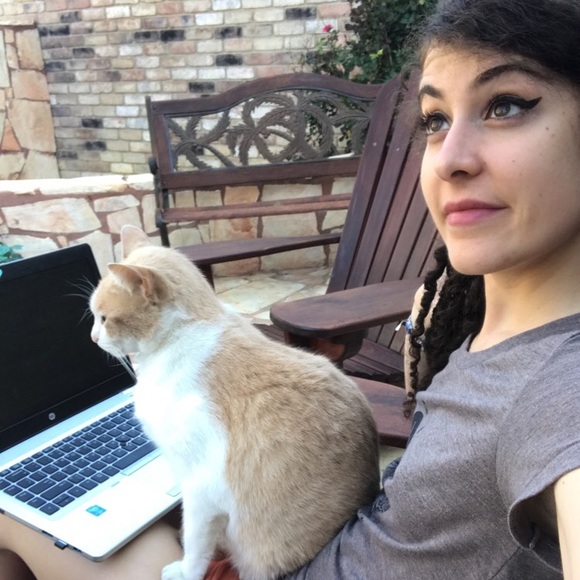 Meet your Posher, Alyssa - Picture 3 of 4