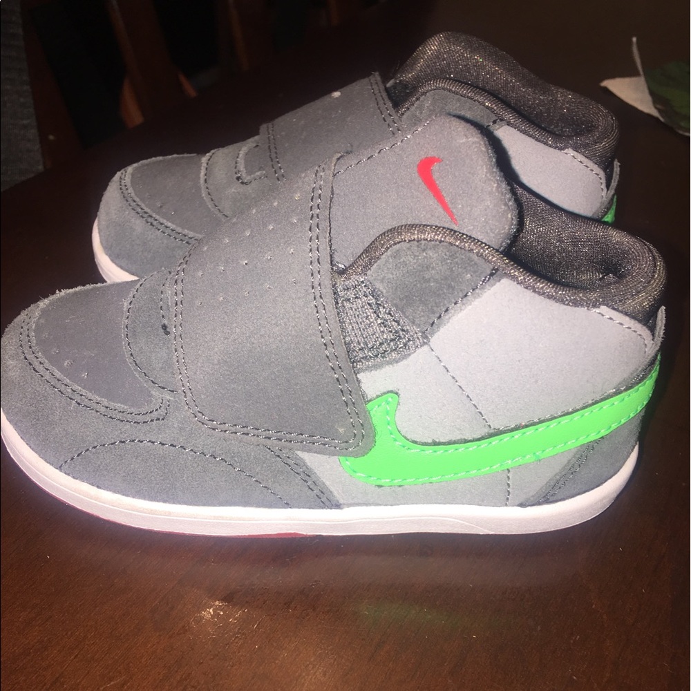 Toddler Nike Velcro hightop / Size 7