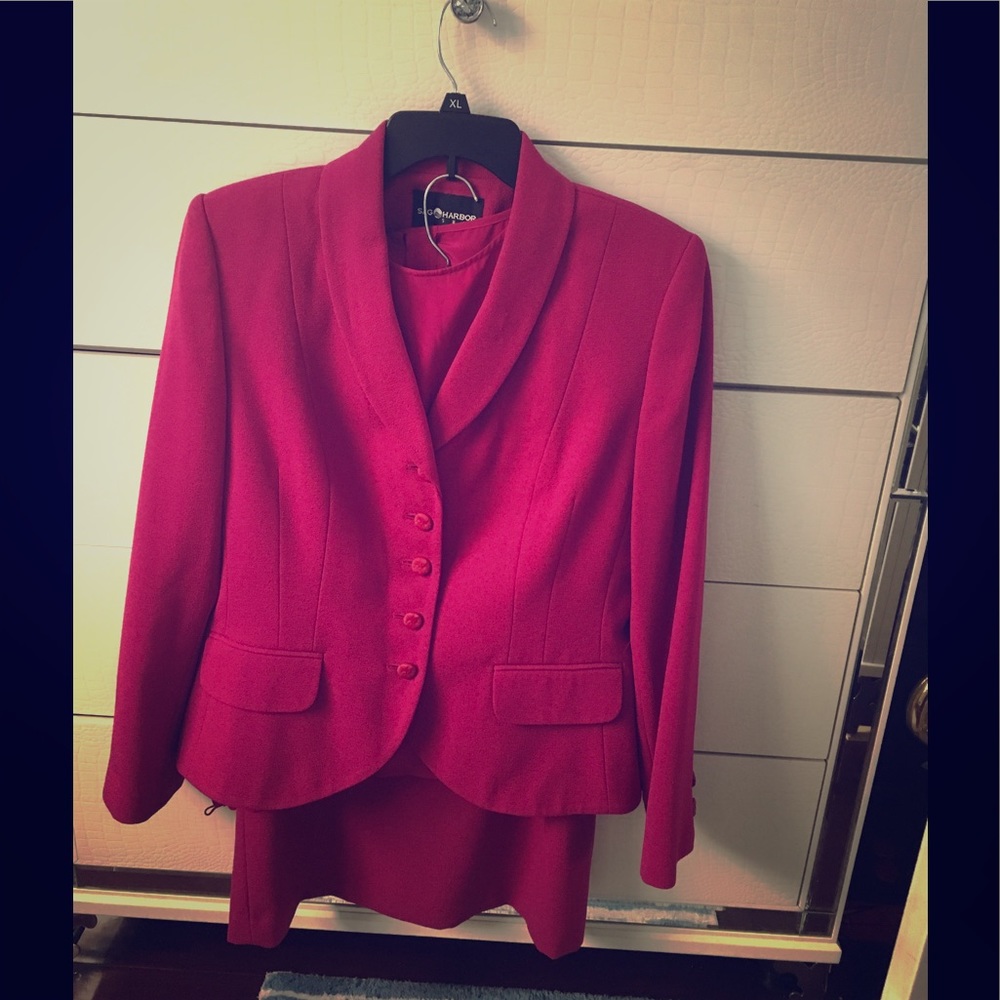 3 piece suit Color is more like a Magenta