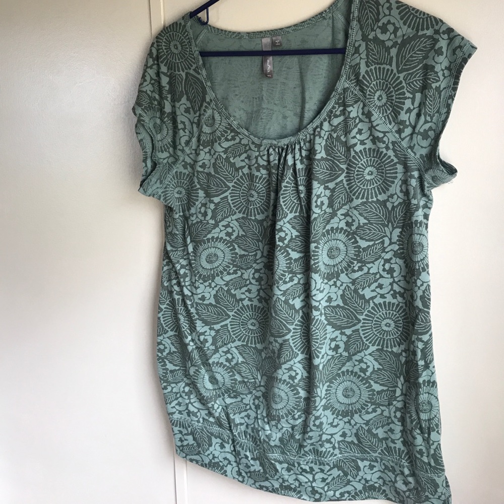 Green patterned maternity shirt