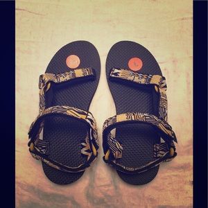 Black and yellow women's Teva's! NWOT