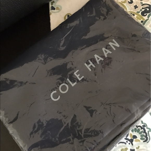 BRAND NEW Cole HAAN shoulder BAG, black leather - Picture 4 of 4