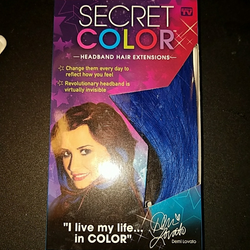 Demi Lovato Secret Color extension in Blue