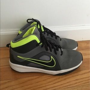 Nike UNISEX Everyday Sneakers.