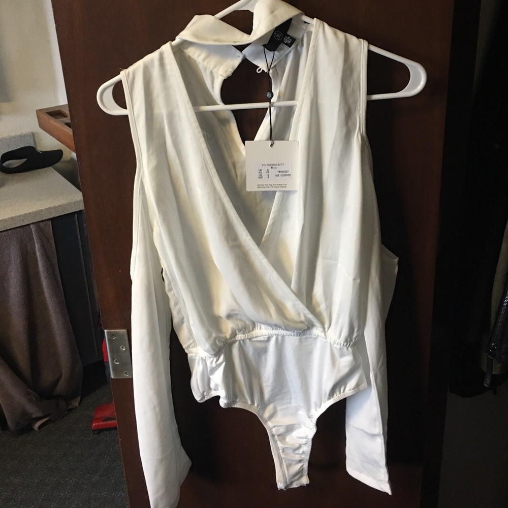 ❌❌SOLD Misguided long cut out sleeves white body s