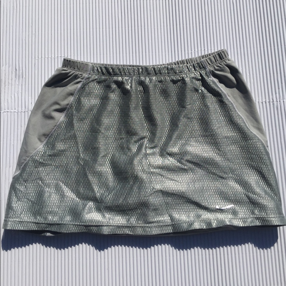 Nike sphere dry skort with reflective front