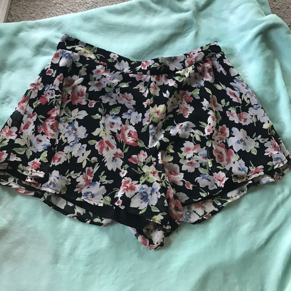 Charlotte Russe flown shorts with zipper