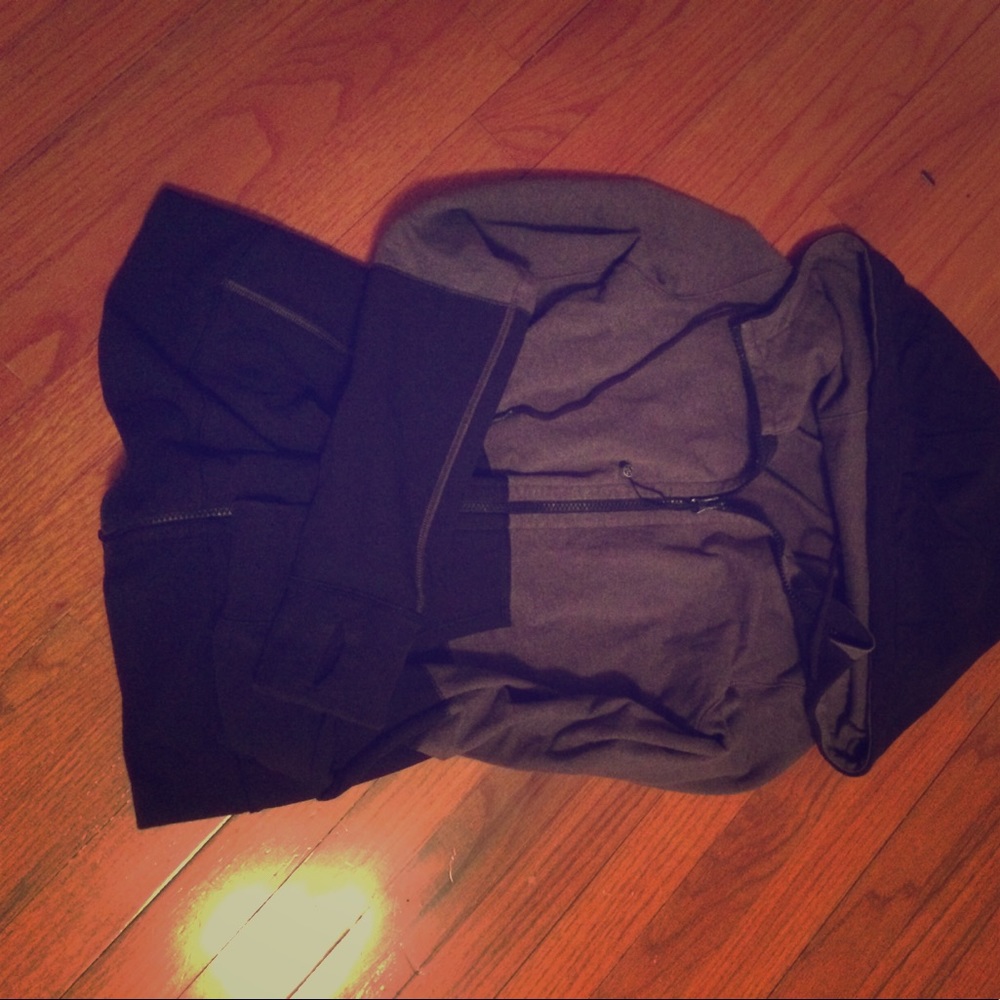 Lululemon grey/black zip up hoodie w/thumbholes 6