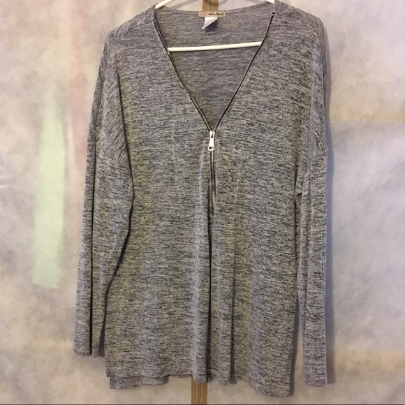 Sweaters - Cute gray long sleeves