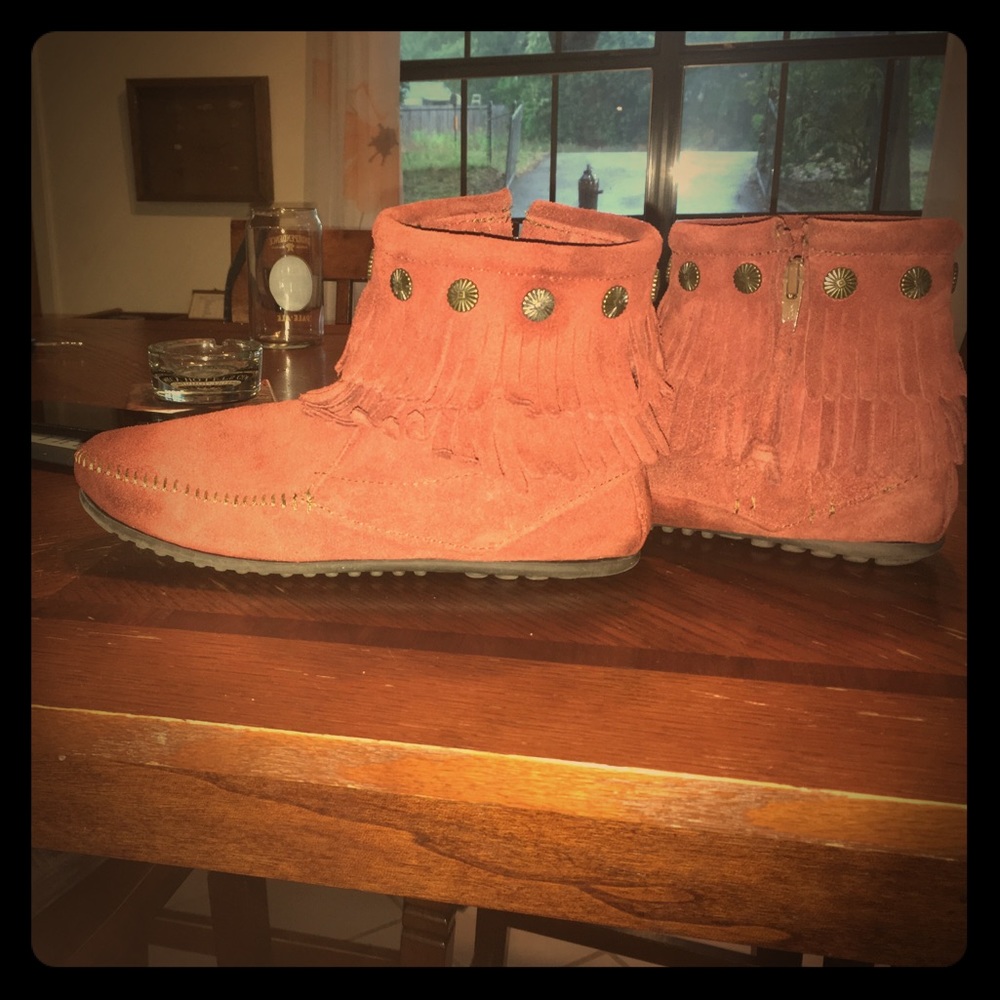 Size 8 women's Minnetonka double fringe boots.