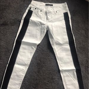 Rock& Republic white jeans w/tuxedo stripe