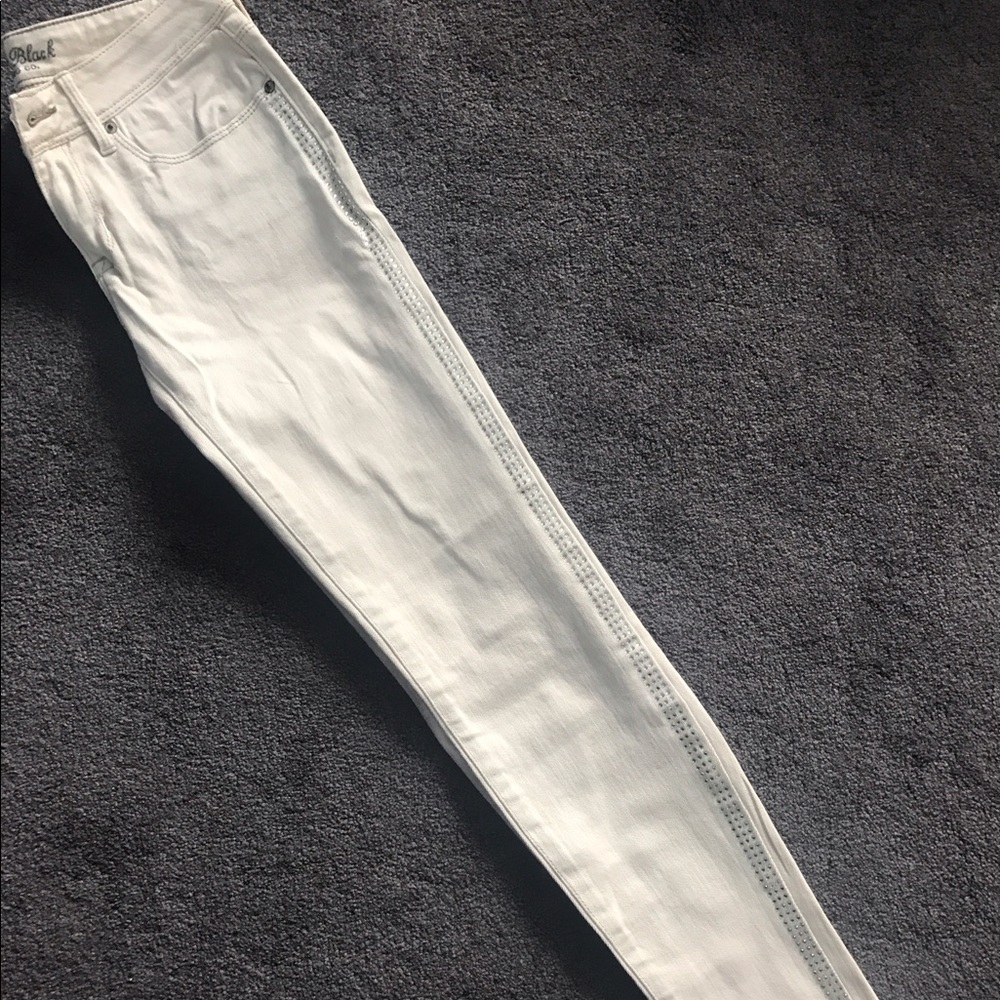 Bullhead cream jeans W/studs