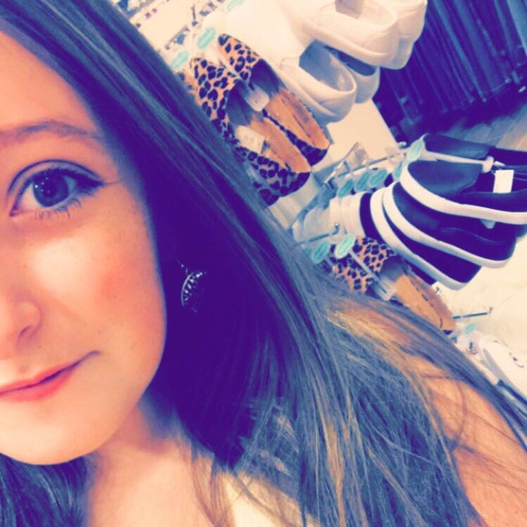 Meet your Posher, Lily - Picture 2 of 2