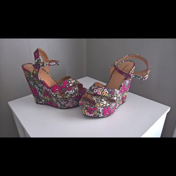 Shoes - Floral wedges