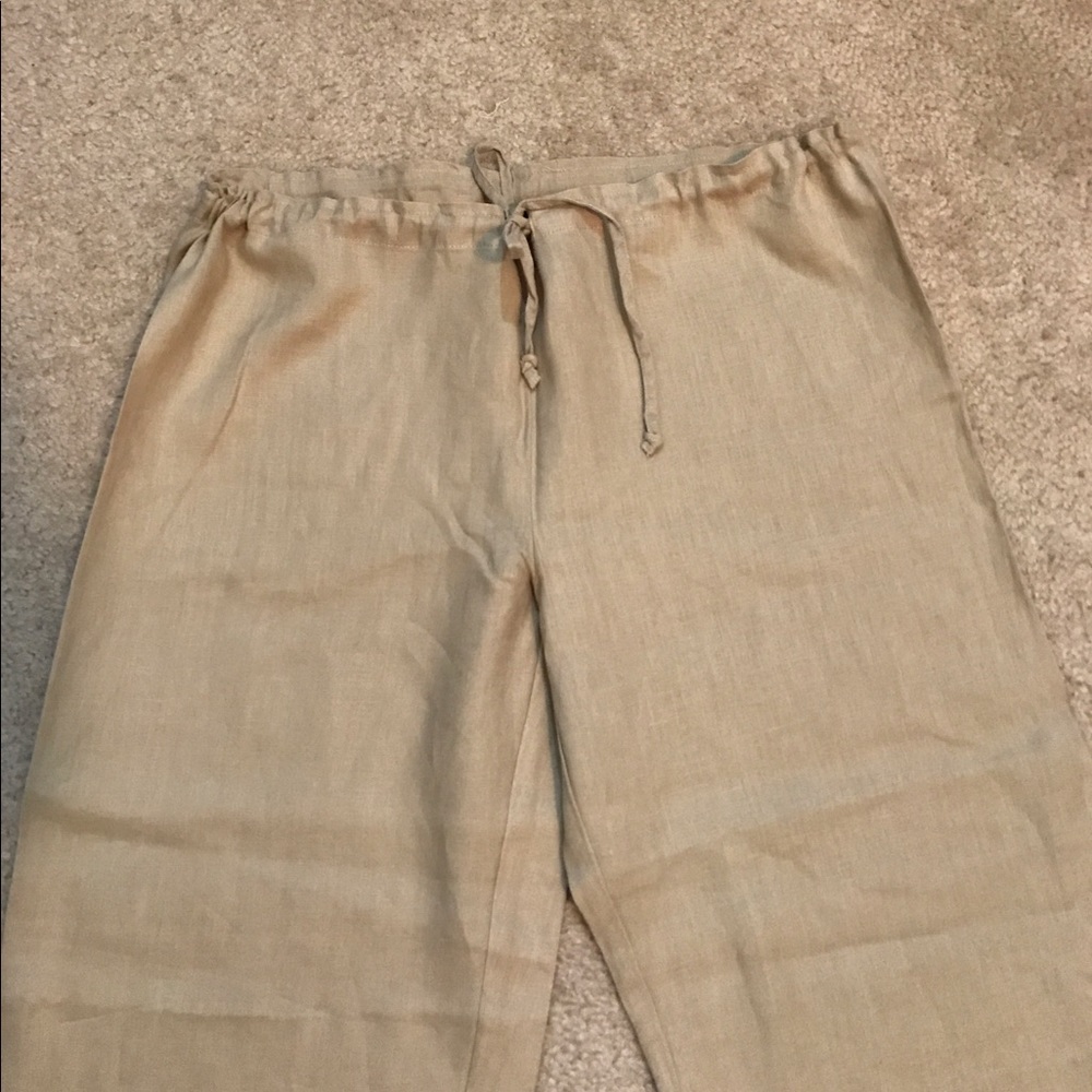 Woman's Mossimo Capri pants. - Picture 2 of 4