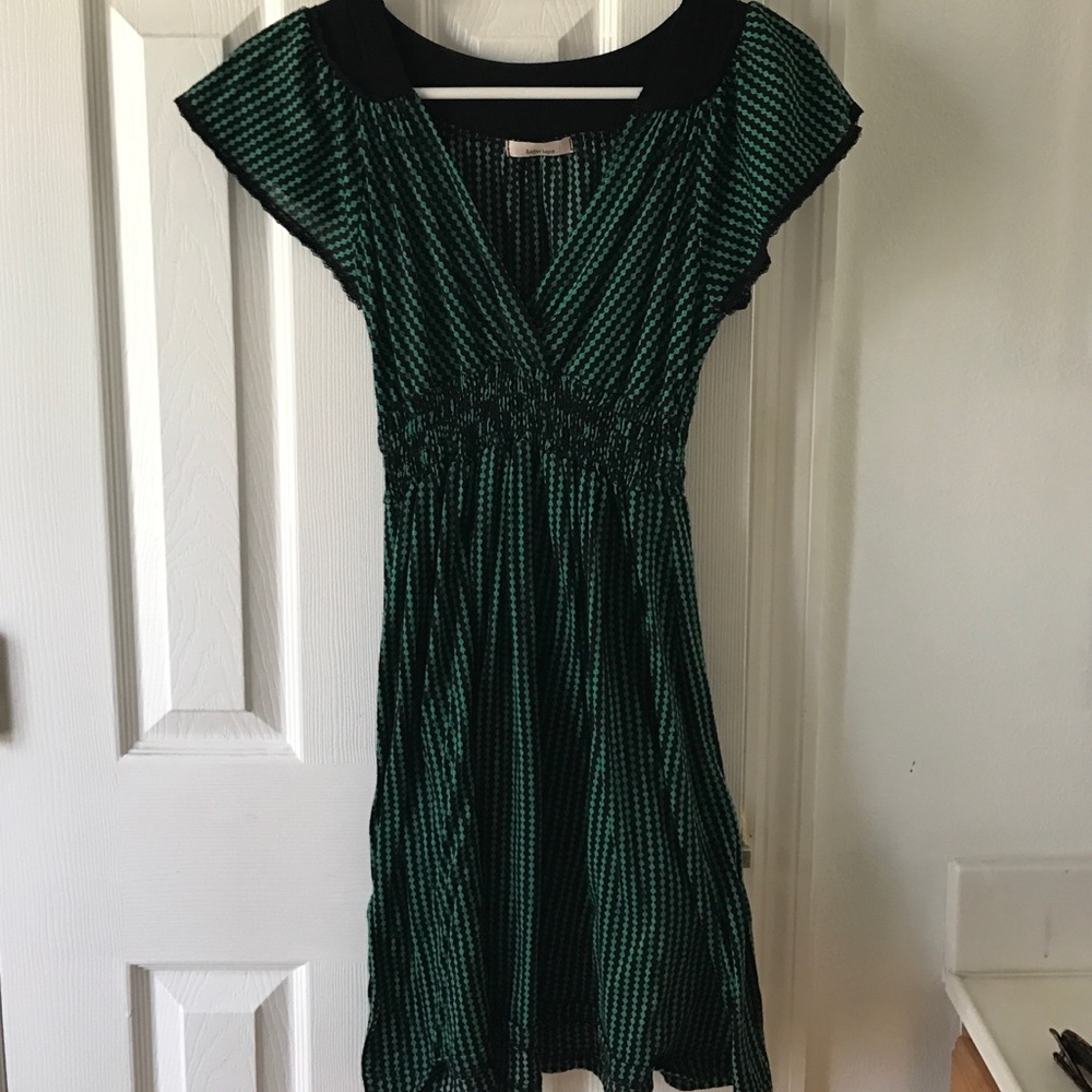 Green and black retro-print dress