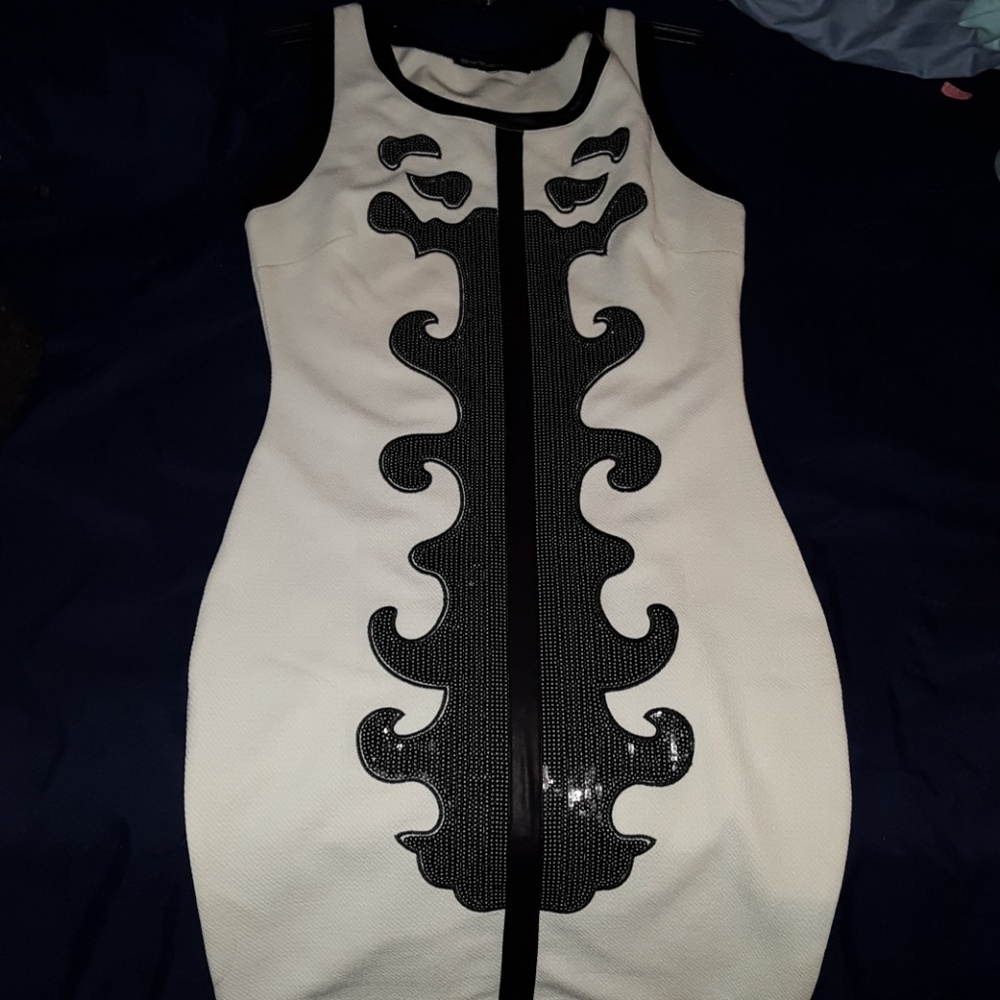 Bodycon marerial black and white dress