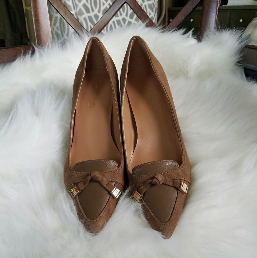 Tommy Hilfiger gorgeous suede 1&1/2" pumps.
