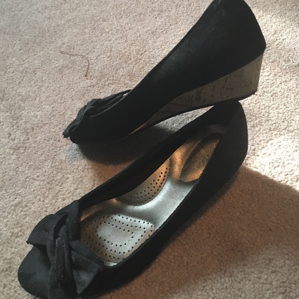 Black open toe wedges with bow