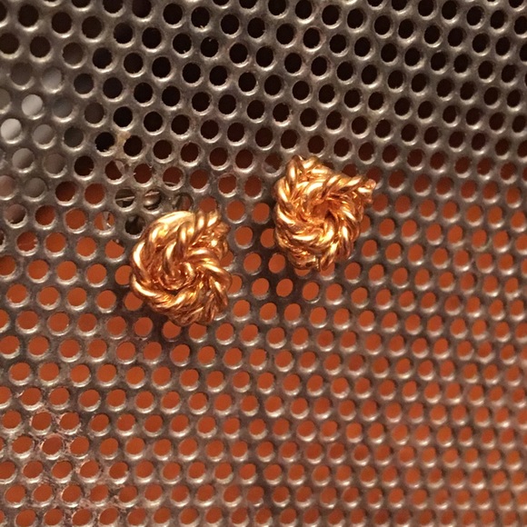 BRAND NEW 💛 Gold Knotted Stud Earrings - Picture 1 of 3