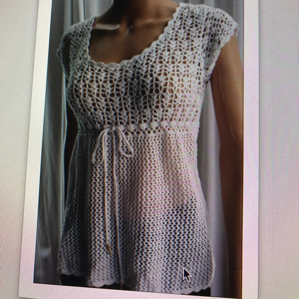 SL1082-White knit round neck blouse.