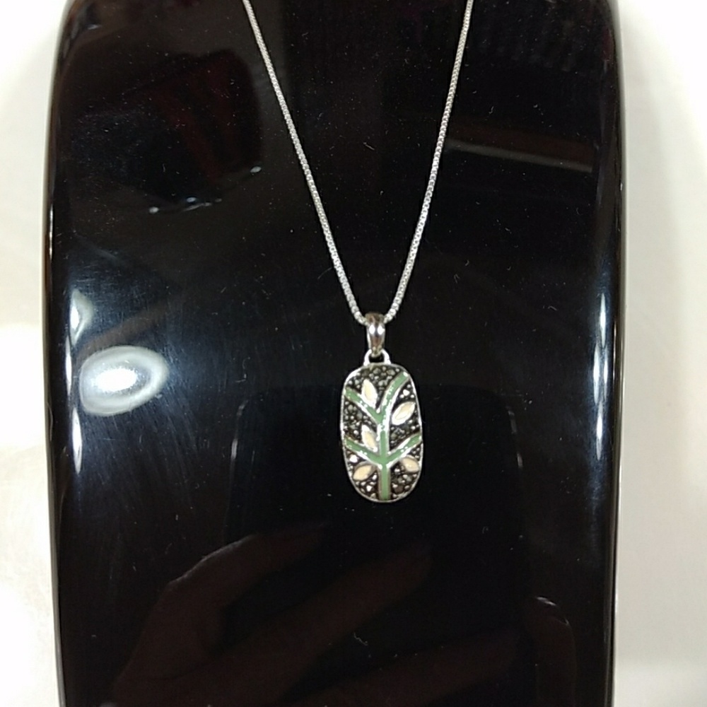 Pretty flower necklace - Picture 1 of 2