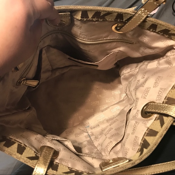 Michael Kors purse! - Picture 2 of 3