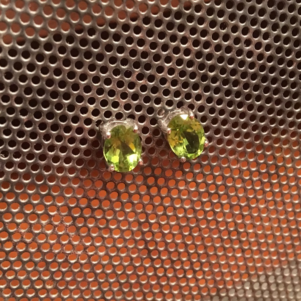 BRAND NEW 💚 Peridot Gemstone Stud Earrings