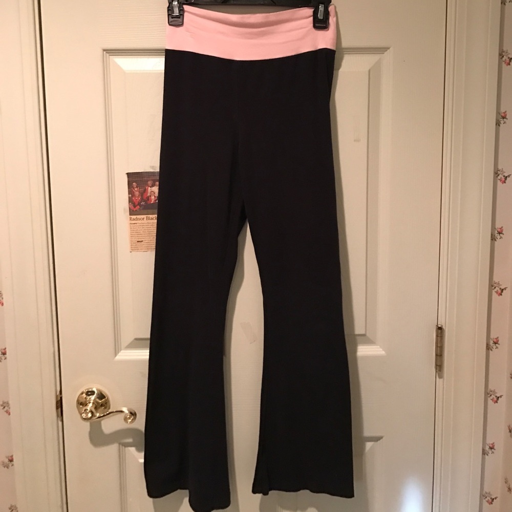 Black legging with pink band