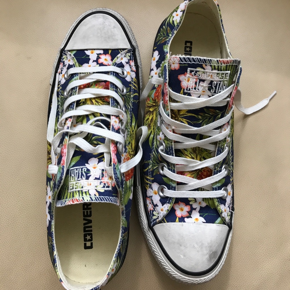 🚫🚫Sold on Merc 🚫🚫NWOT Converse Floral Denim