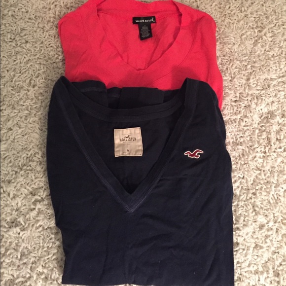 Hollister Tops - V-Neck long sleeved Ts