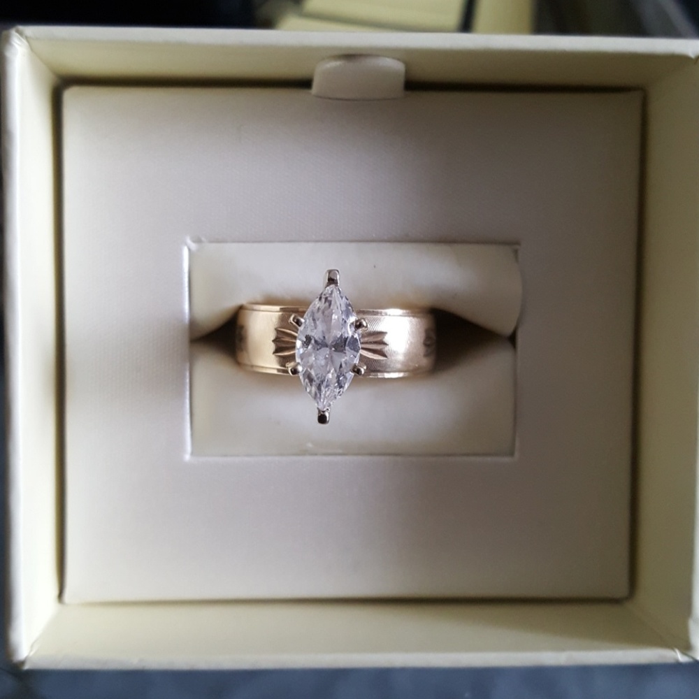 8k solid gold wedding ring with big zirconia.