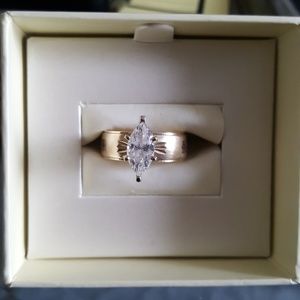 8k solid gold wedding ring with big zirconia.