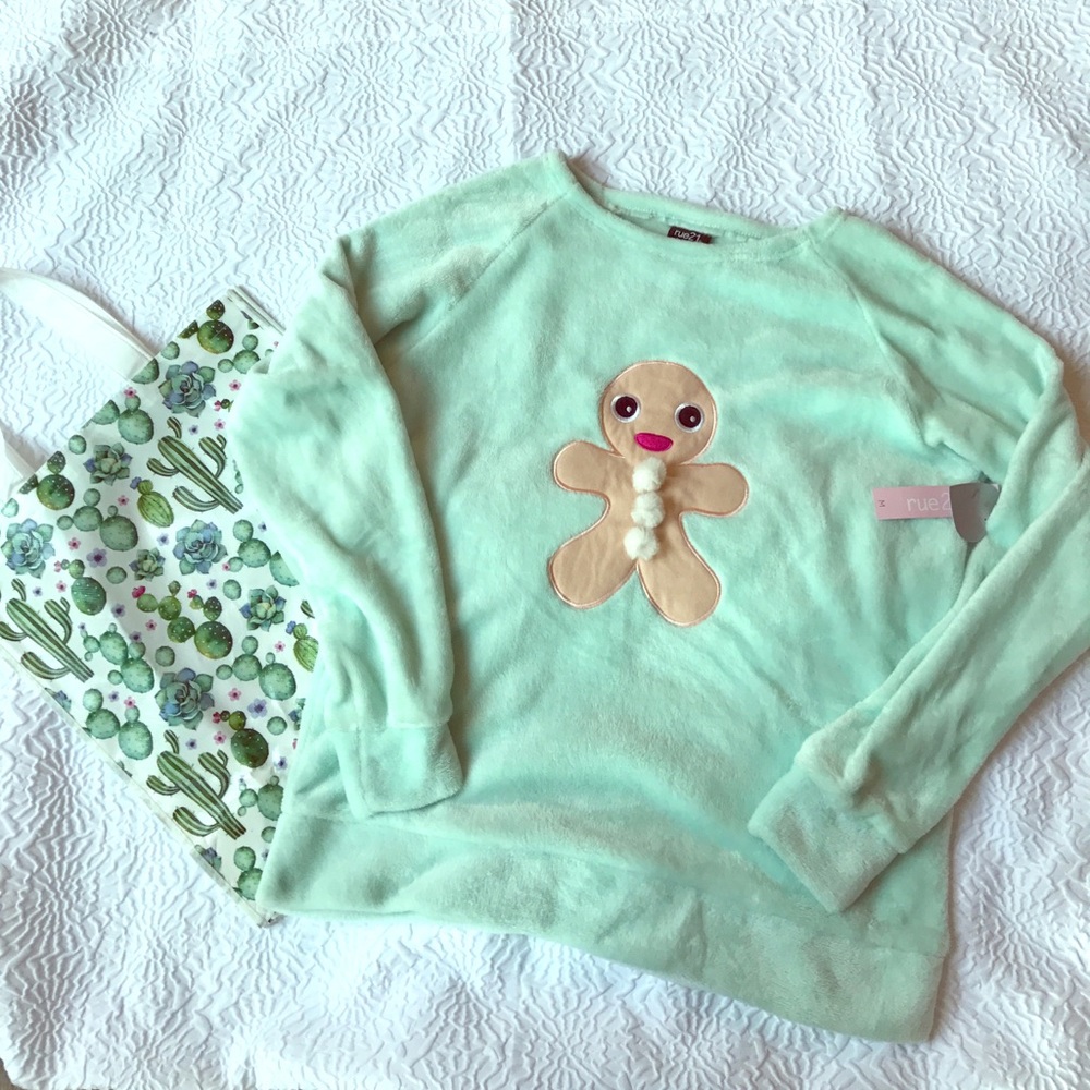 🌵Mint Fleece Top w/ Pom poms ❤️