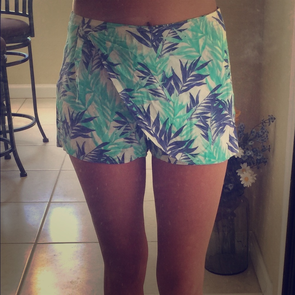 💥Tropical Print high waisted wrap shorts!