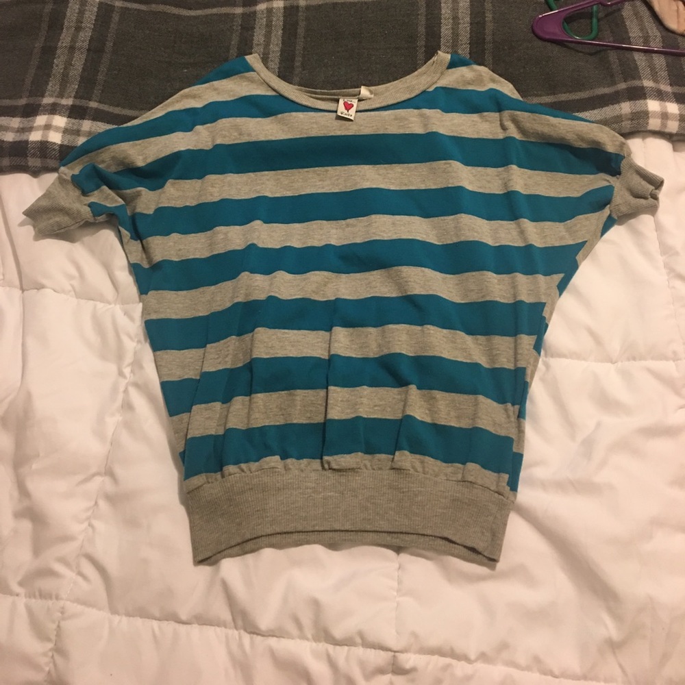 Gray and blue lounge top