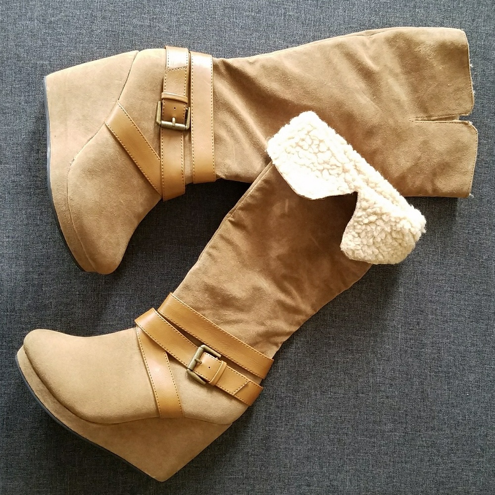 SOLD 🚫🚫 Womens Wedge Boots 6/7