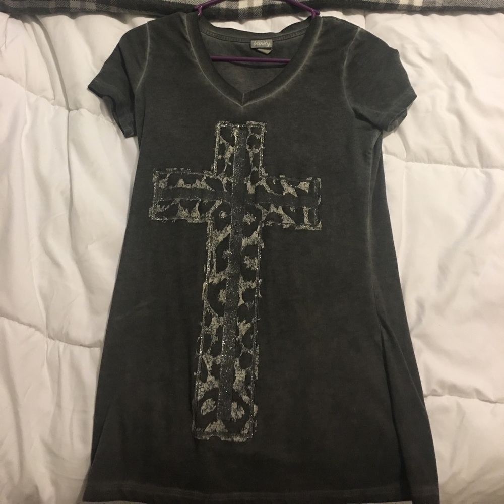 Very stylish cross vneck!