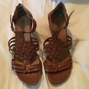 🔵 Kenneth Cole Reaction Warm Cedar Wedge Sandals