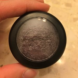 Mac Pressed Pigment in Black Grape