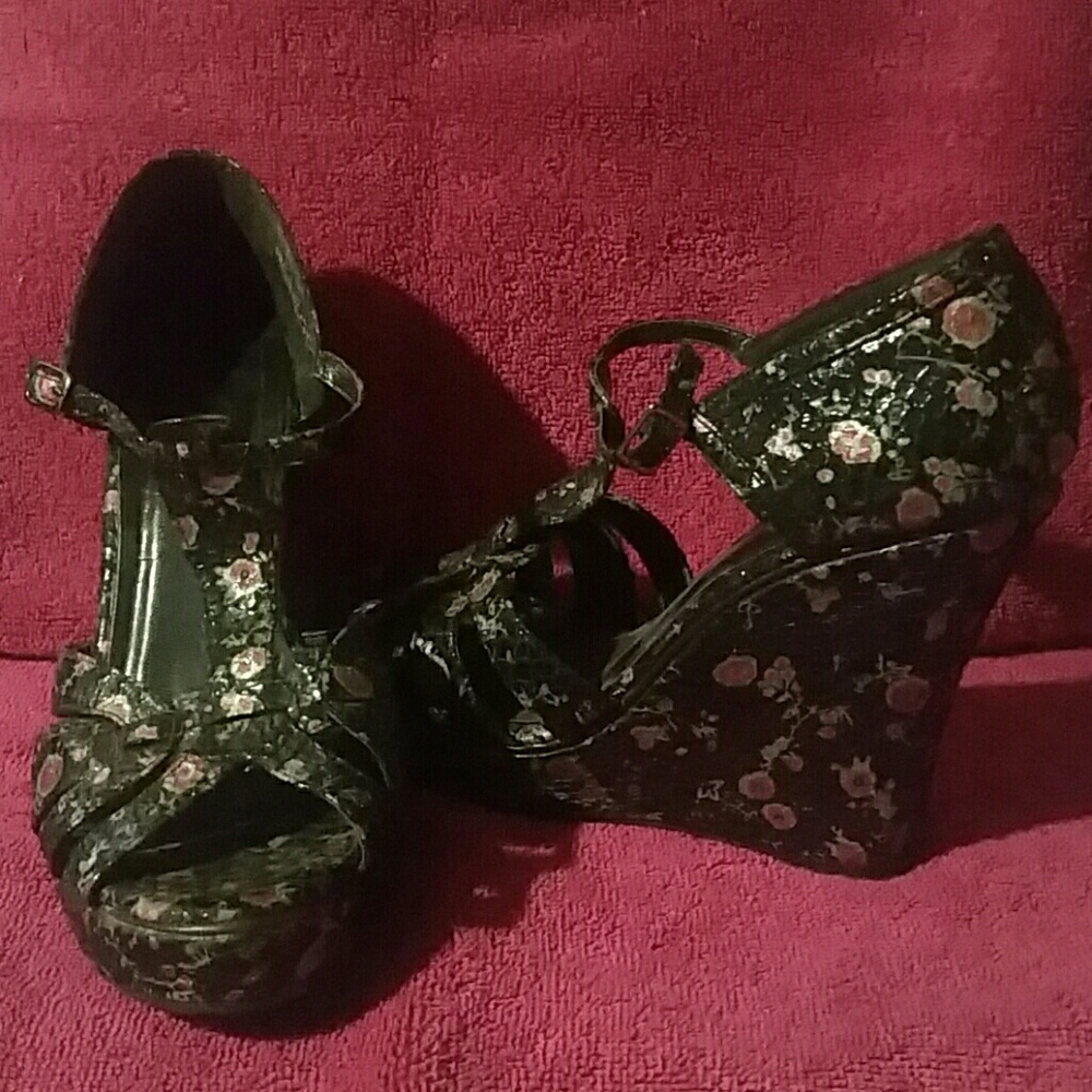 Wedges pink & black size 7