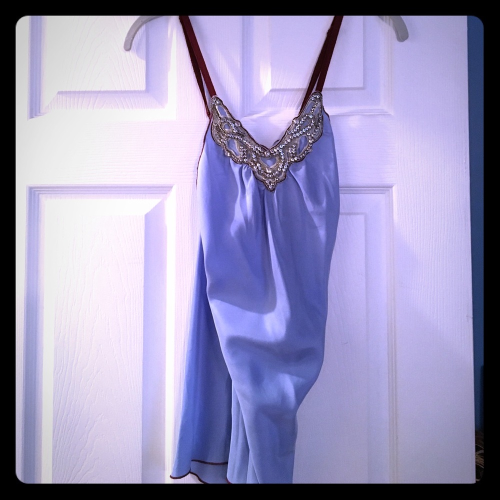 Stunning periwinkle Moda top