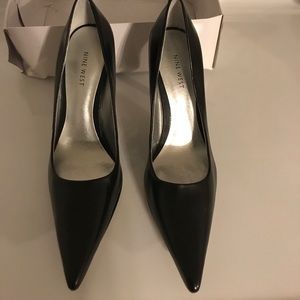 Nine West NWOT black pumps. Heel height-5th pic