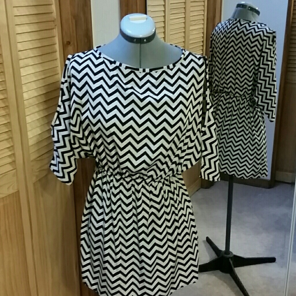 Black and white Yahada top