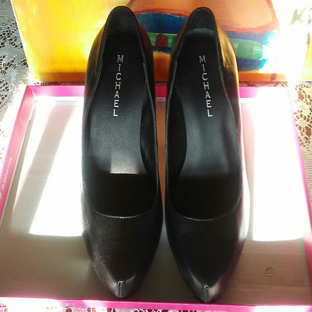 Black Michael pumps