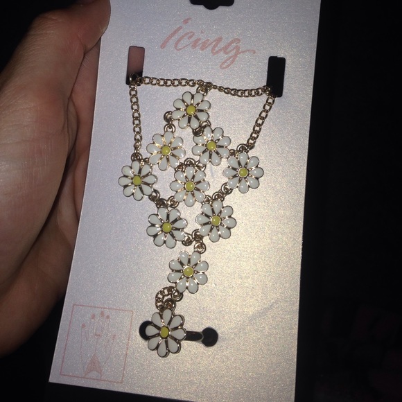 Floral Hand Accessory - Picture 1 of 3