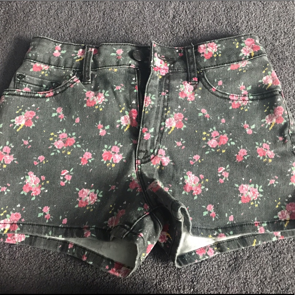High waisted floral BDG shorts